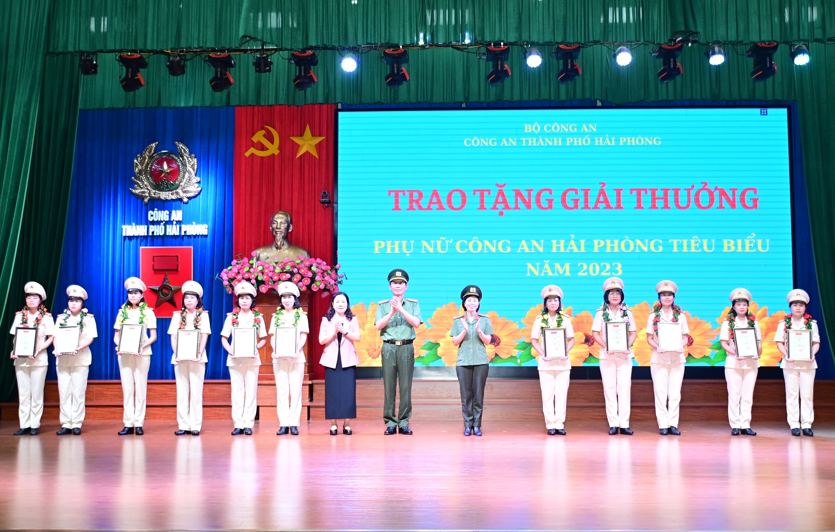 Trao Giải thưởng “Phụ nữ Công an Hải Phòng tiêu biểu” năm 2023 cho 11 cán bộ Hội phụ nữ Công an thành phố